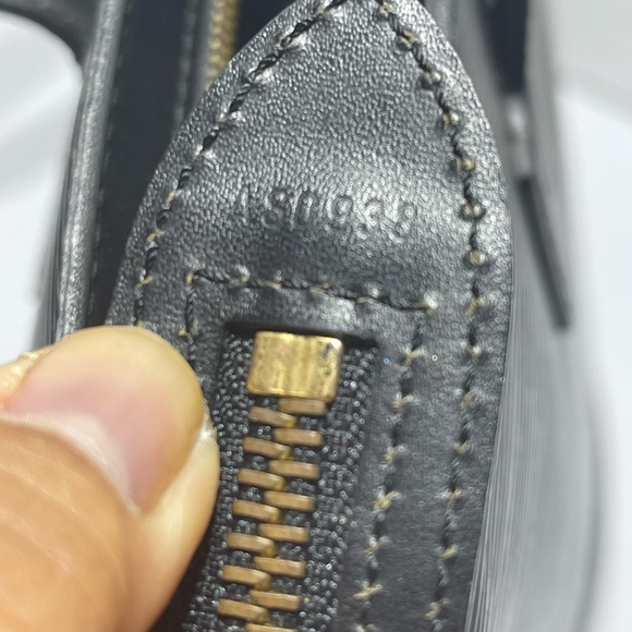 Louis Vuitton Epi St Jacques in Black leather with dust bag. Preloved. - Picture 4 of 14